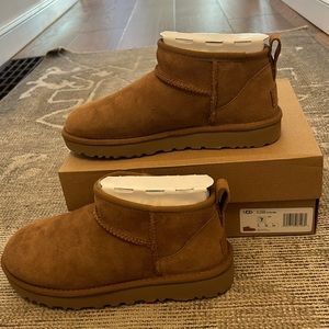 Never worn with tags Ugg ultra mini size 7